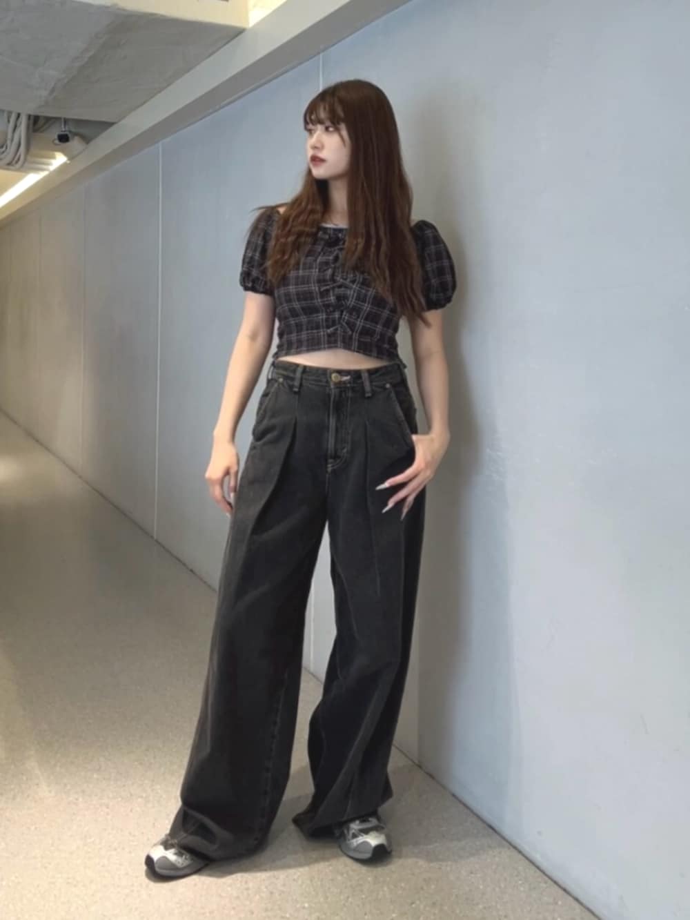 ブラック系のデニムパンツ、ブラウン系のシャツ/ブラウスを着用したレディースの夏コーディネートの2枚目の写真
