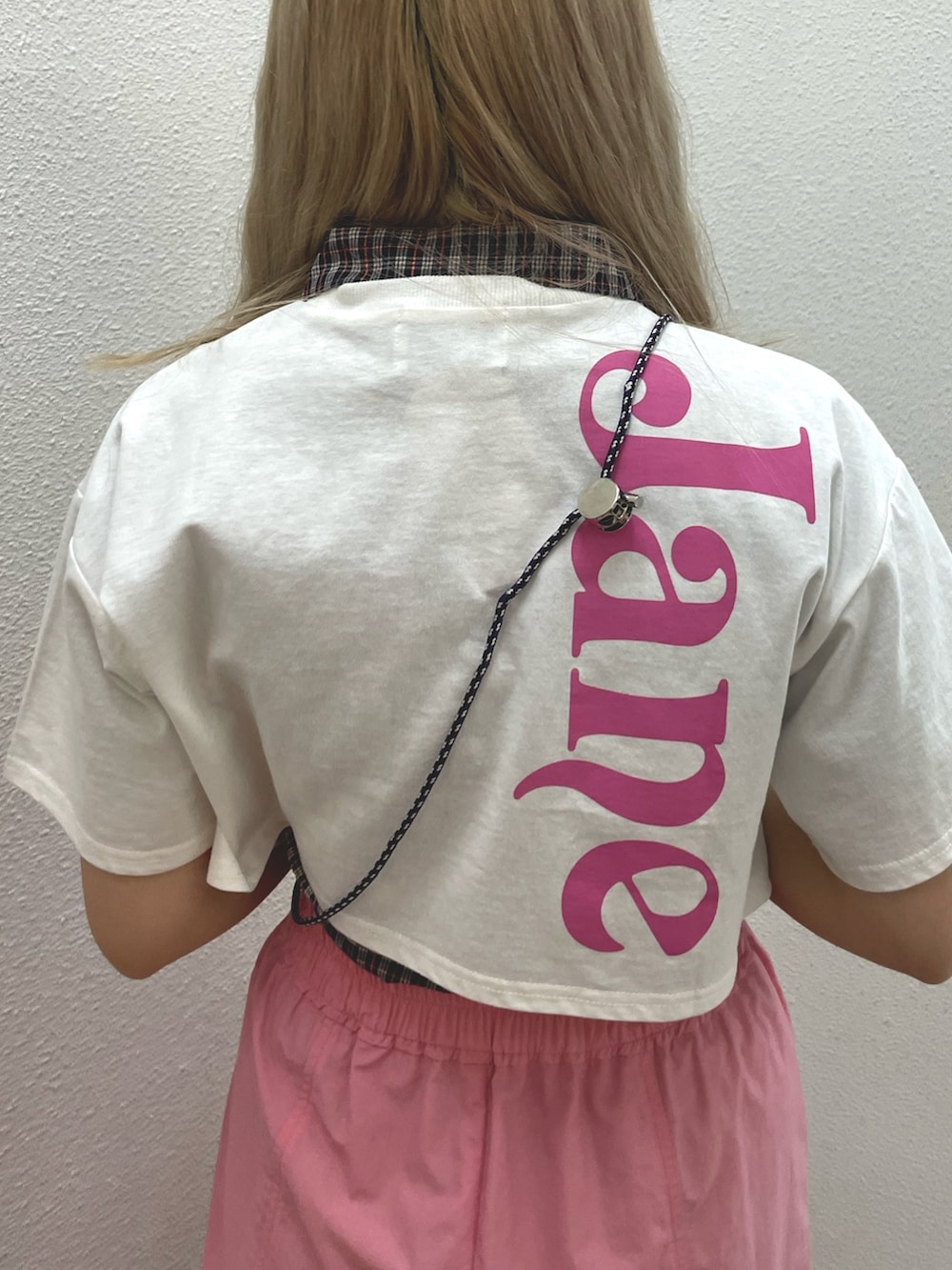 ピンク系のカーゴパンツ、ブラック系のその他シューズ、ホワイト系のTシャツ/カットソーを着用したレディースの春コーディネートの5枚目の写真