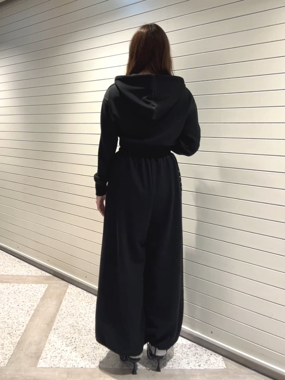 ブラック系のパンプス、ブラック系のパーカー、ブラック系のスウェットパンツを着用したレディースの春コーディネートの3枚目の写真