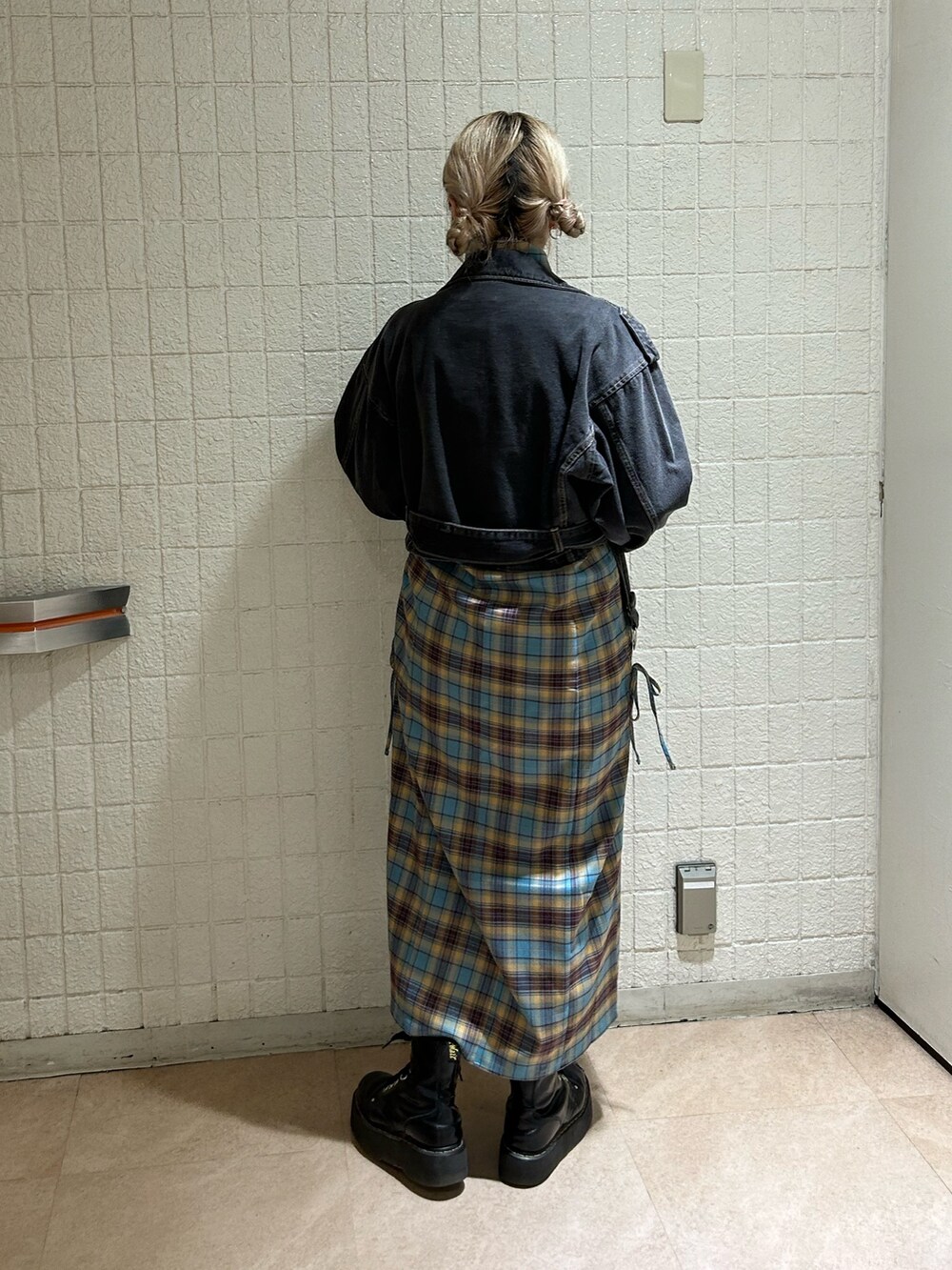 ブラック系のライダースジャケット、ブルー系のワンピース、ブラック系のその他シューズを着用したレディースの秋コーディネートの3枚目の写真