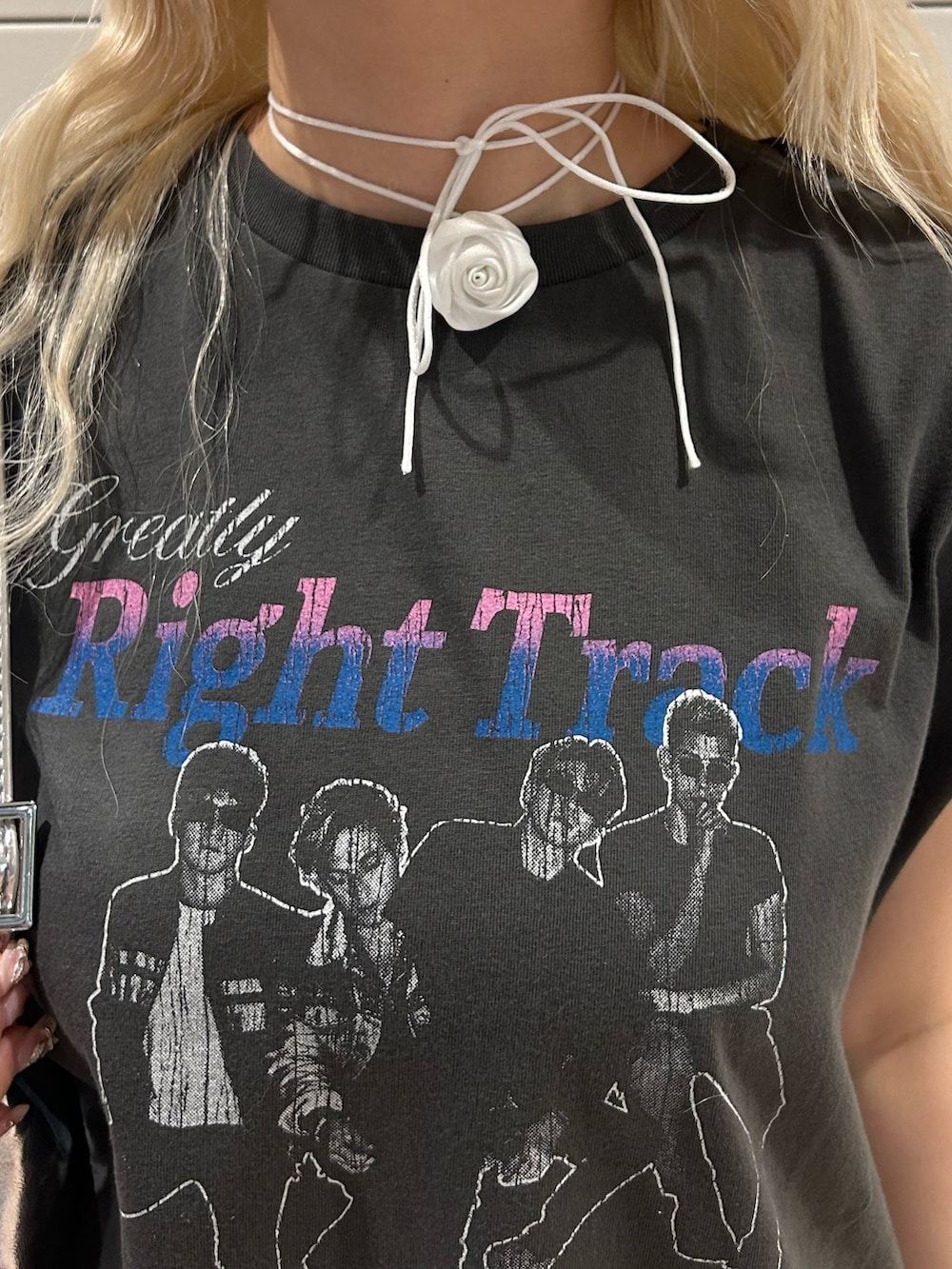 ブラック系のTシャツ/カットソー、シルバー系のハンドバッグ、ホワイト系のチョーカーを着用したレディースの夏コーディネートの6枚目の写真