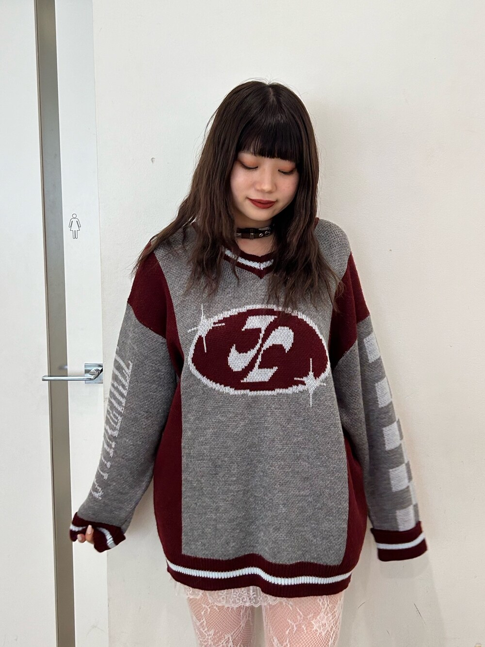 グレー系のニット/セーター、ブラウン系のブーツを着用したレディースの夏コーディネートの5枚目の写真