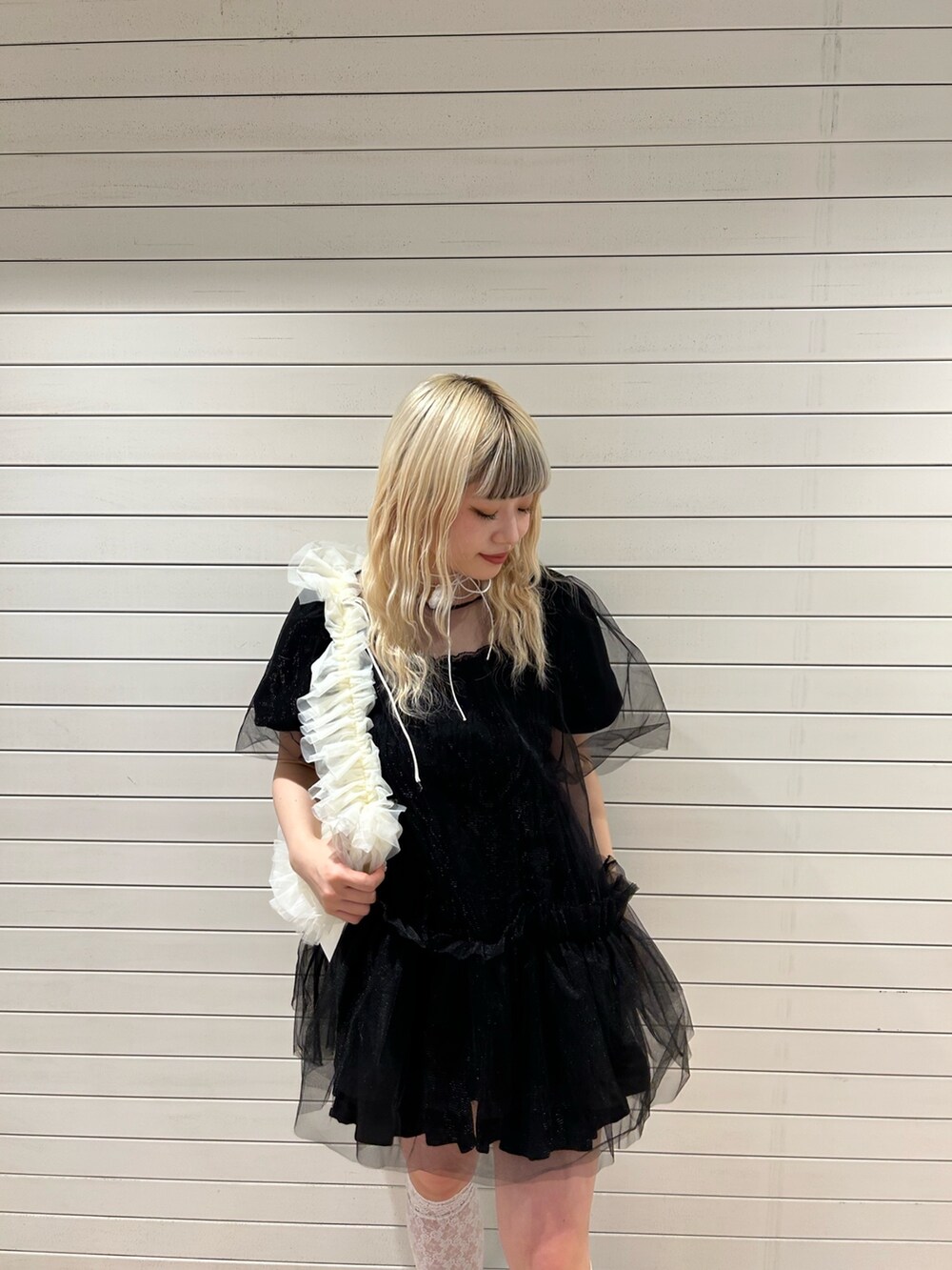 ブラック系のワンピース、ブラック系のワンピース、ホワイト系のショルダーバッグを着用したレディースの夏コーディネートの4枚目の写真