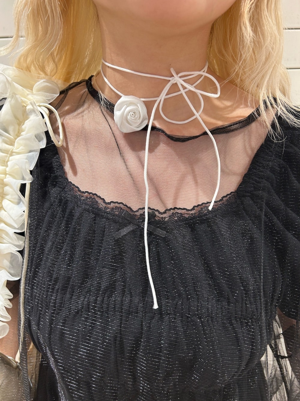 ブラック系のワンピース、ブラック系のワンピース、ホワイト系のショルダーバッグを着用したレディースの夏コーディネートの5枚目の写真