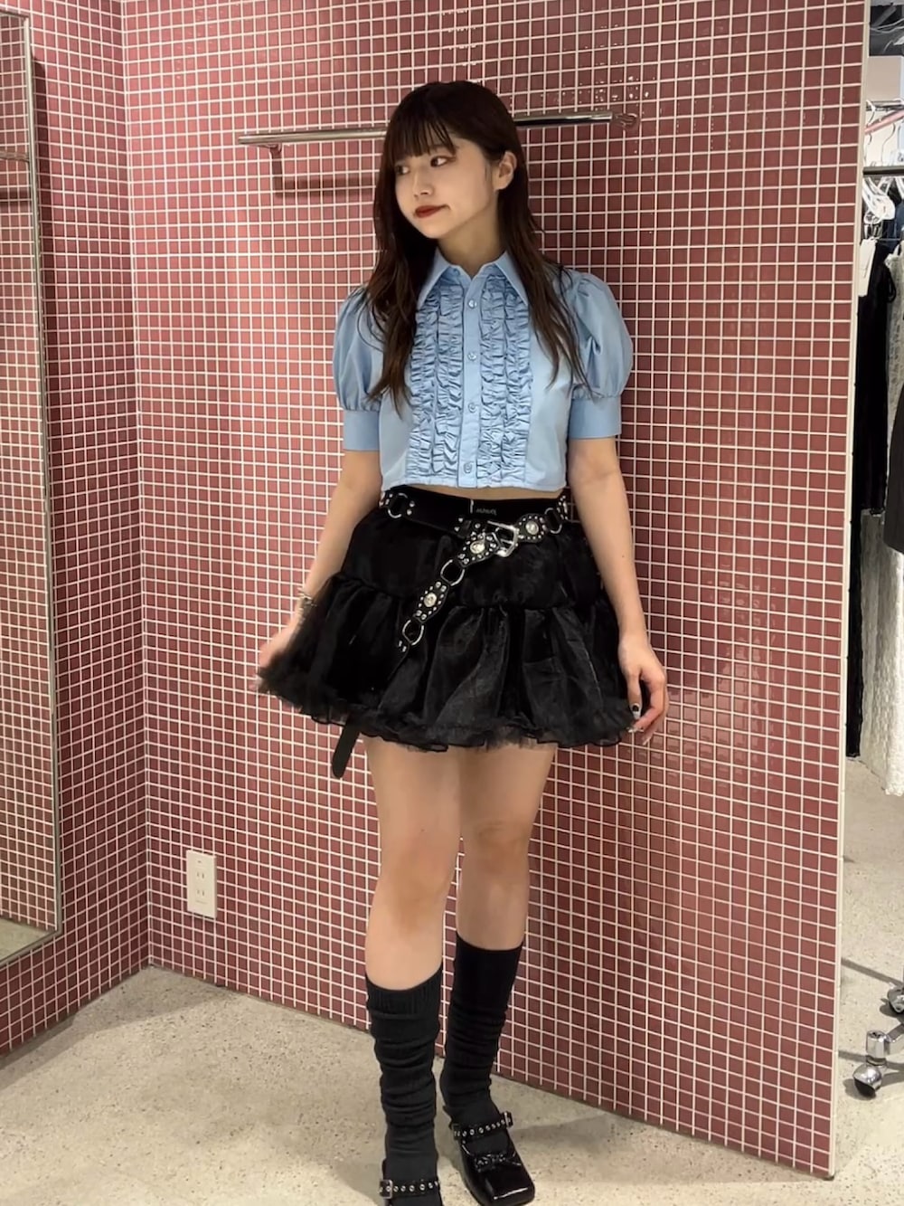 ブルー系のシャツ/ブラウス、ブラック系のスカート、ブラック系のパンプスを着用したレディースの夏コーディネートの3枚目の写真