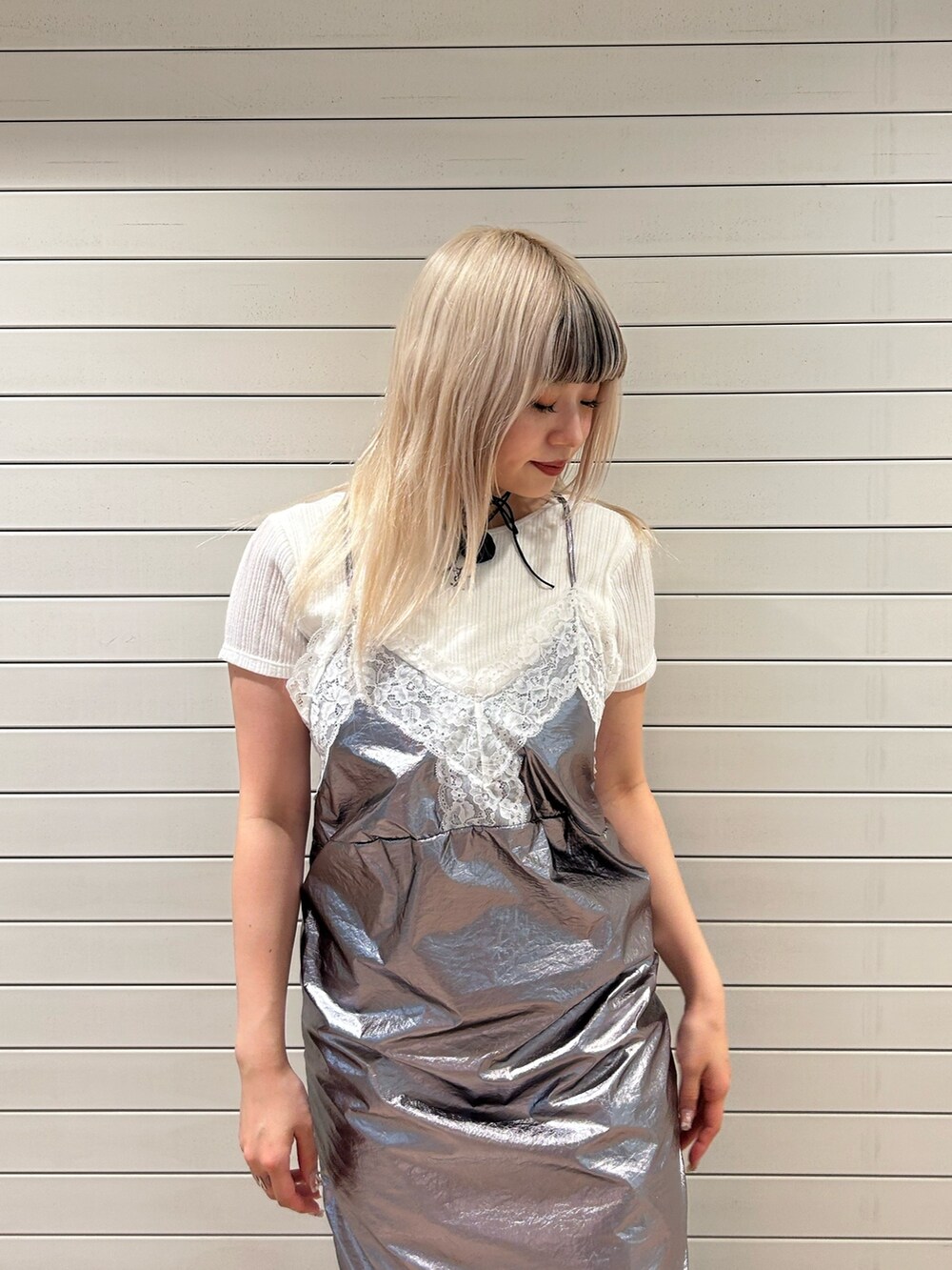 ホワイト系のTシャツ/カットソー、シルバー系のワンピース、ブラック系のチョーカーを着用したレディースの夏コーディネートの5枚目の写真