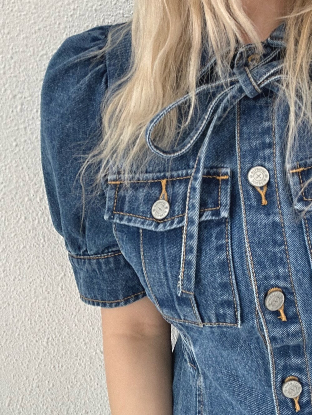 ブルー系のワンピース、シルバー系のトートバッグを着用したレディースの春コーディネートの5枚目の写真