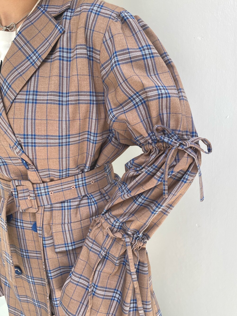 ベージュ系のワンピース、ホワイト系のタンクトップ、ブラック系のその他シューズを着用したレディースの夏コーディネートの6枚目の写真