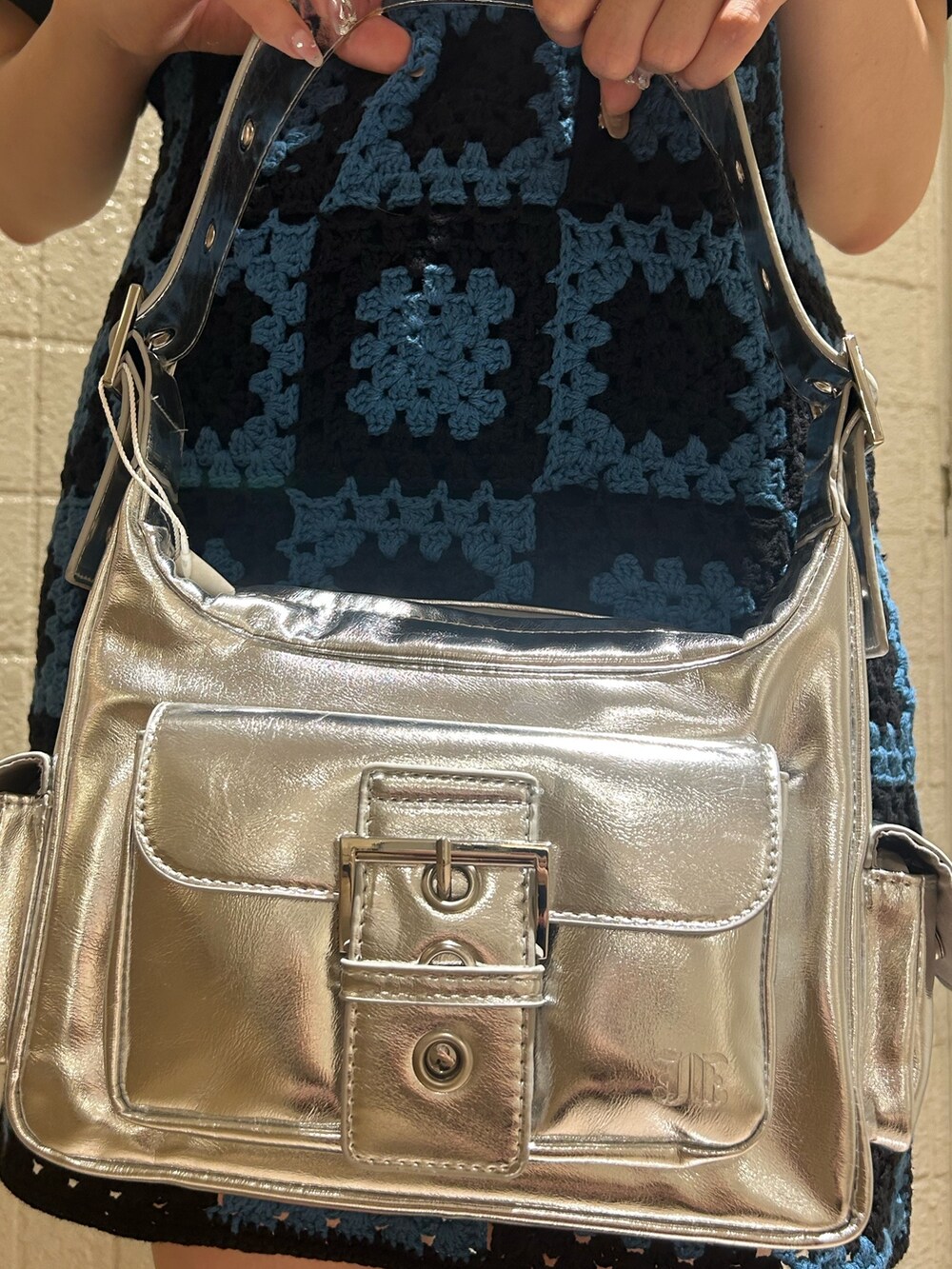 ブラック系のTシャツ/カットソー、シルバー系のハンドバッグ、ブラック系のチュニックを着用したレディースの夏コーディネートの8枚目の写真