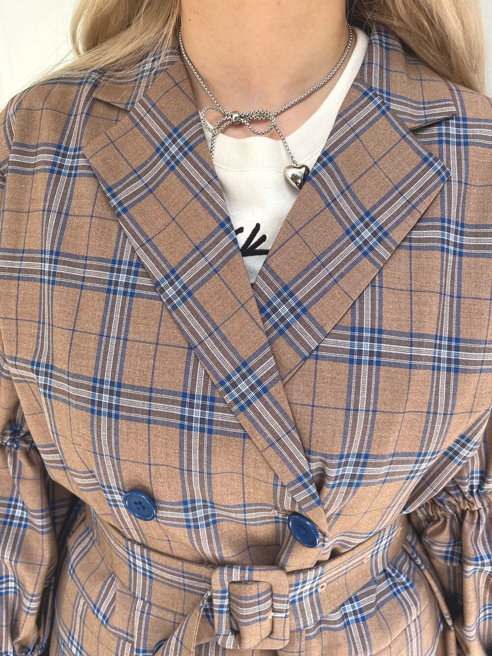 ベージュ系のワンピース、ホワイト系のタンクトップ、ブラック系のその他シューズを着用したレディースの夏コーディネートの5枚目の写真