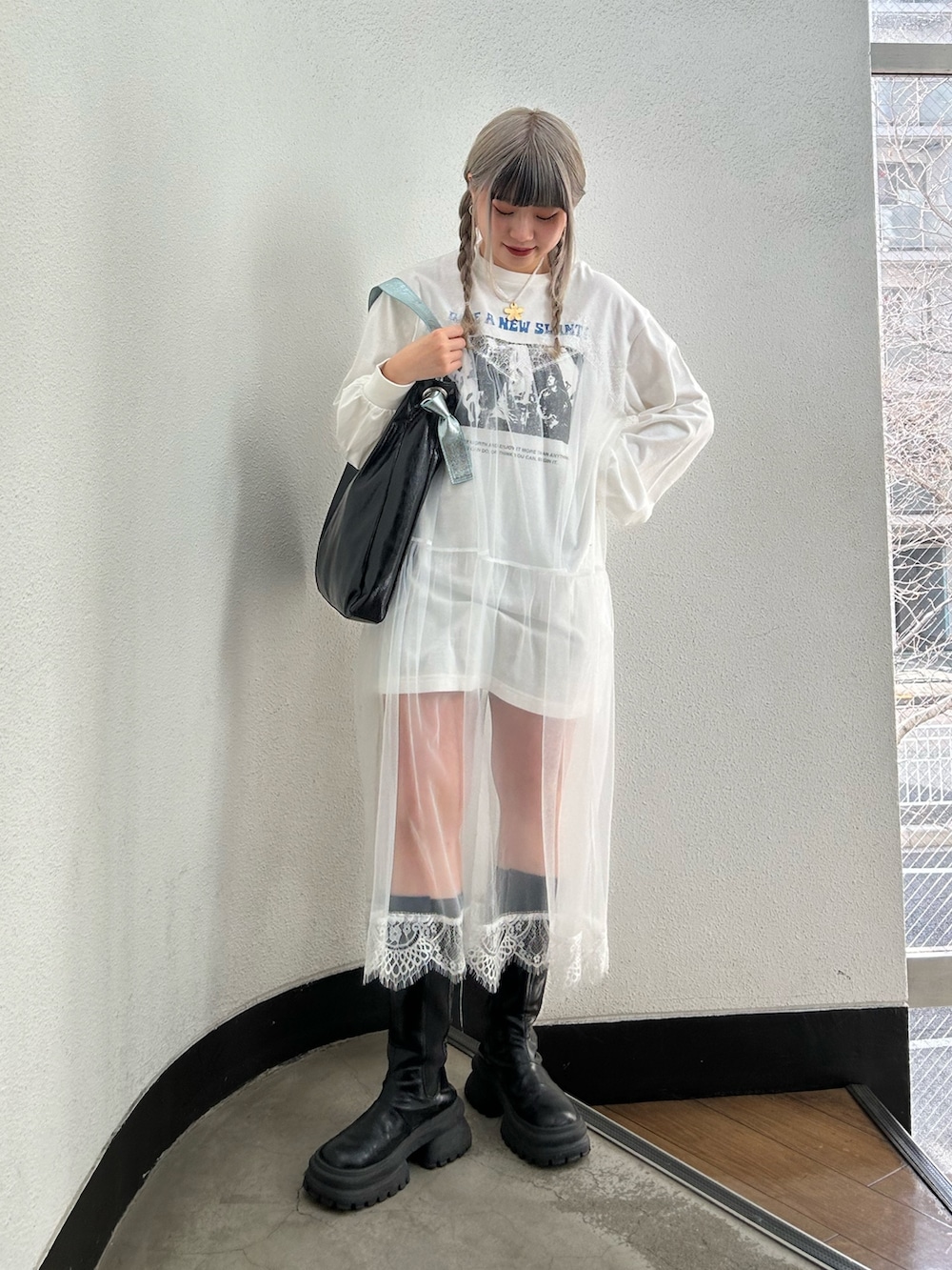 「jouetie、ジュエティ、jouetieコーデ、ワンピース、ロングワンピース、チュールワンピース、レースワンピース、バンドT、ミニワンピース、メタルバッグ、ロングブーツ」｜「jouetieのフラワートップビーズネックレス（ネックレス、ゴールド系）」を使った、MOMOKAさん（レディース・160cm）の冬コーディネートの2枚目の写真