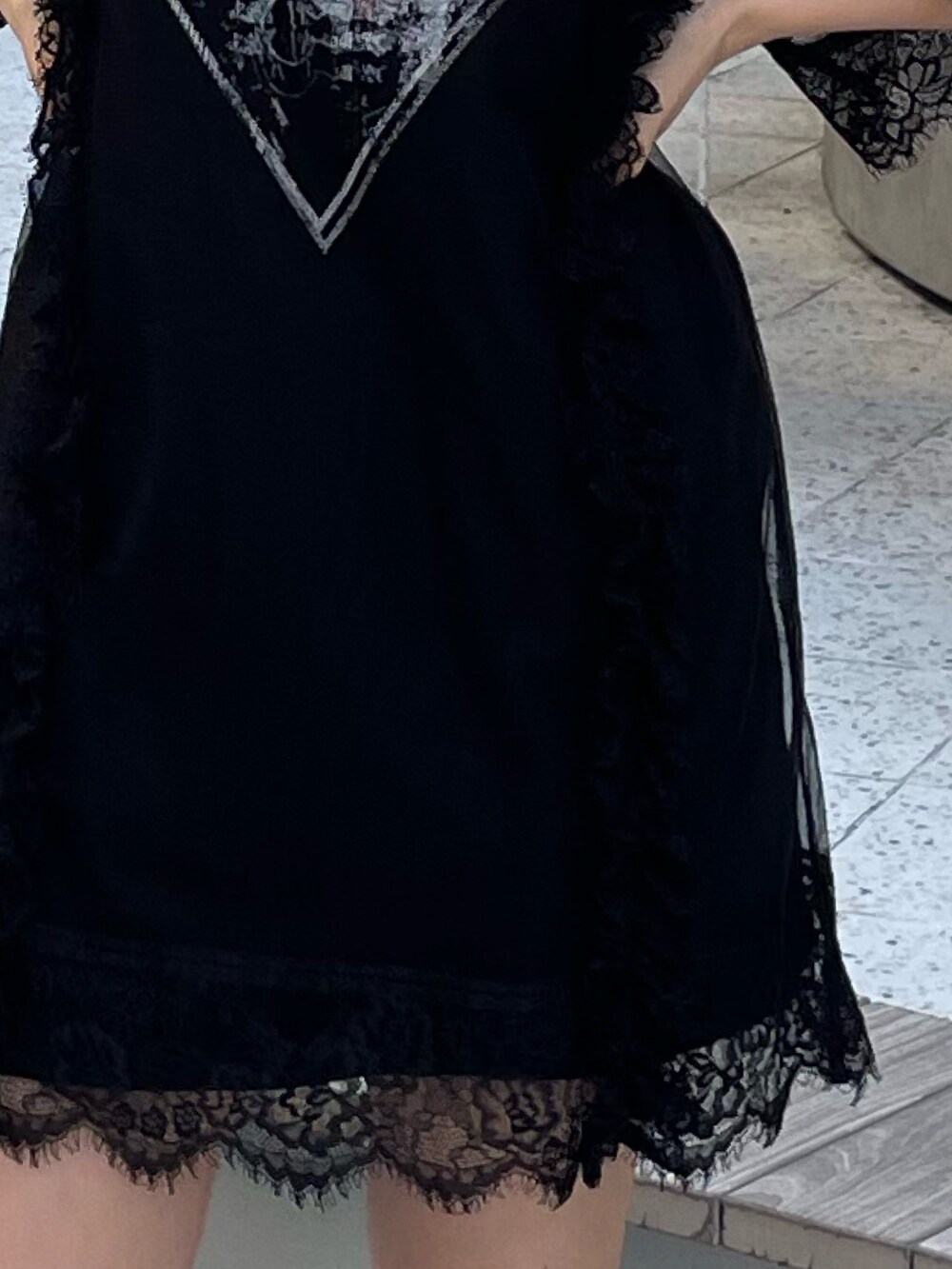 ブラック系のその他シューズ、ブラック系のワンピース、ブルー系のハットを着用したレディースの春コーディネートの5枚目の写真