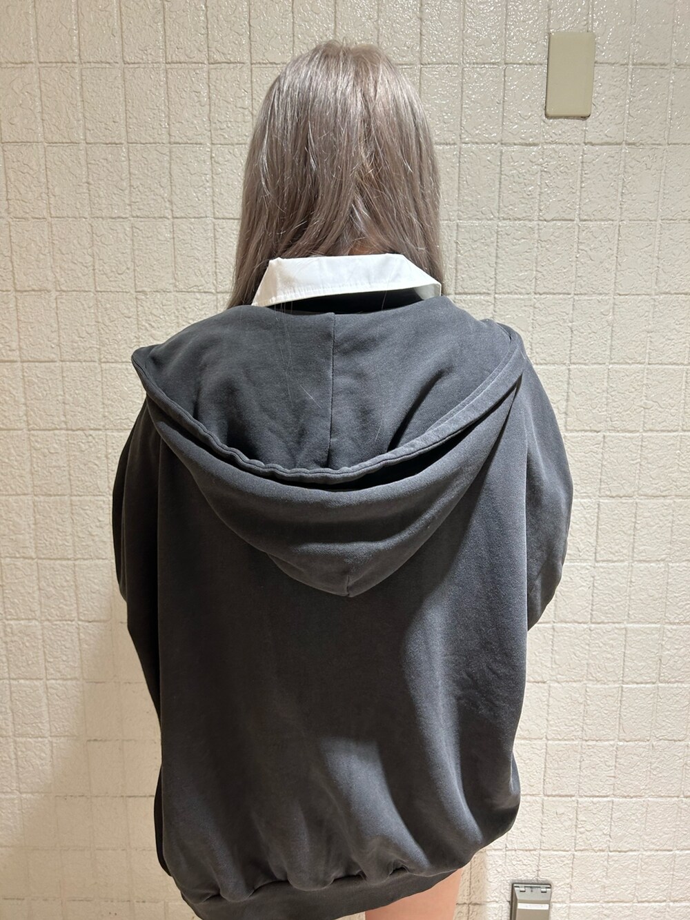 ブラック系のパーカー、ホワイト系のシャツ/ブラウス、シルバー系のスカートを着用したレディースの秋コーディネートの10枚目の写真