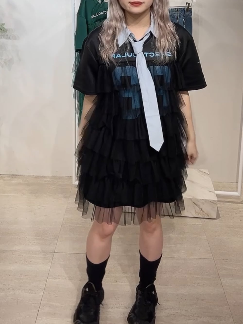 ブラック系のワンピース、ブルー系のシャツ/ブラウスを着用したレディースの夏コーディネートの3枚目の写真