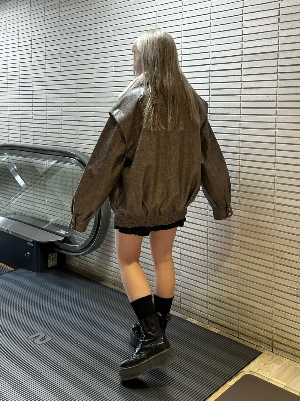 ホワイト系のシャツ/ブラウス、グレー系のネクタイ、ブラック系のスカートを着用したレディースの秋コーディネートの4枚目の写真