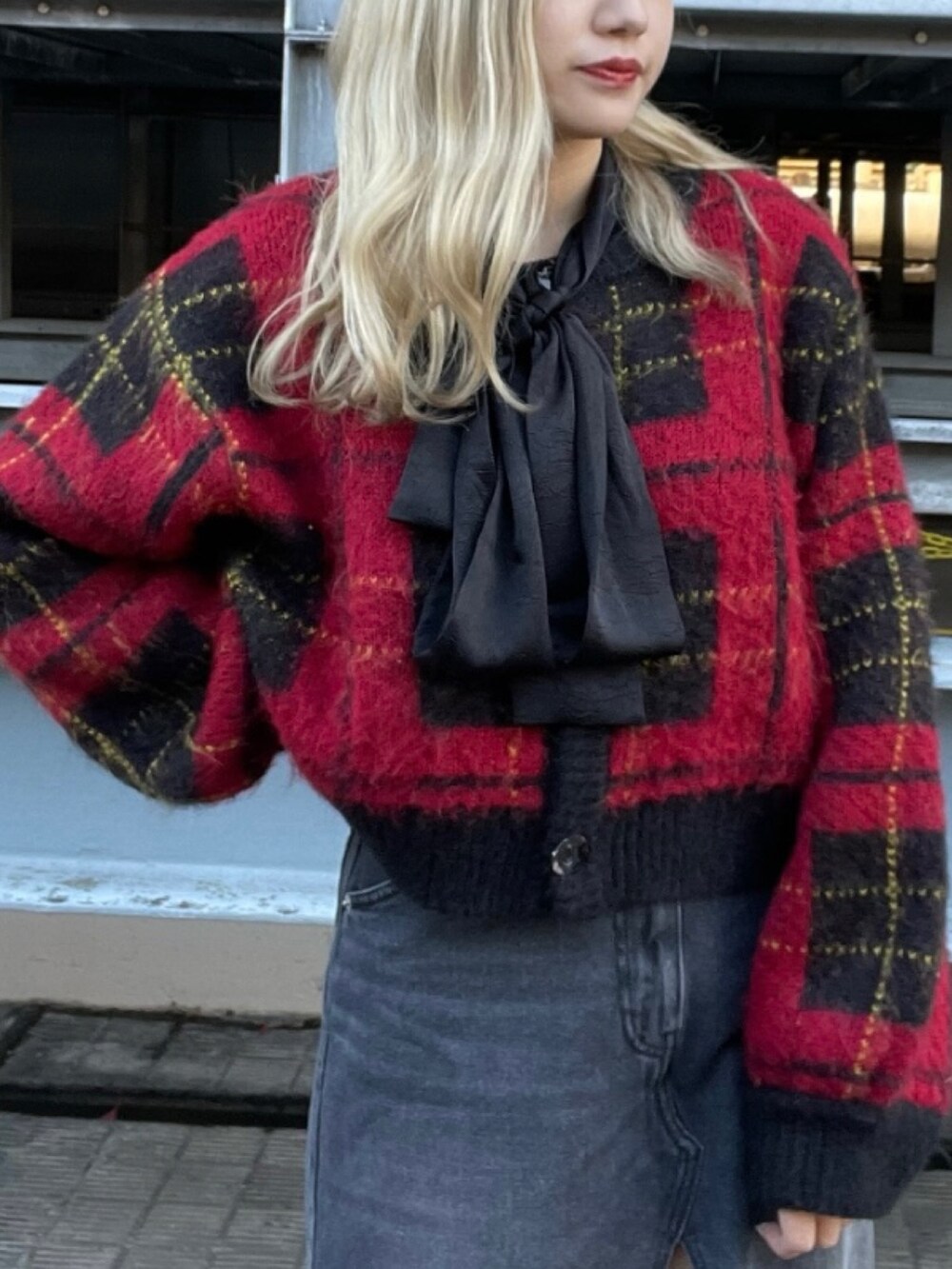 レッド系のカーディガン/ボレロ、ブラック系のシャツ/ブラウス、ブラック系のスカートを着用したレディースの冬コーディネートの5枚目の写真