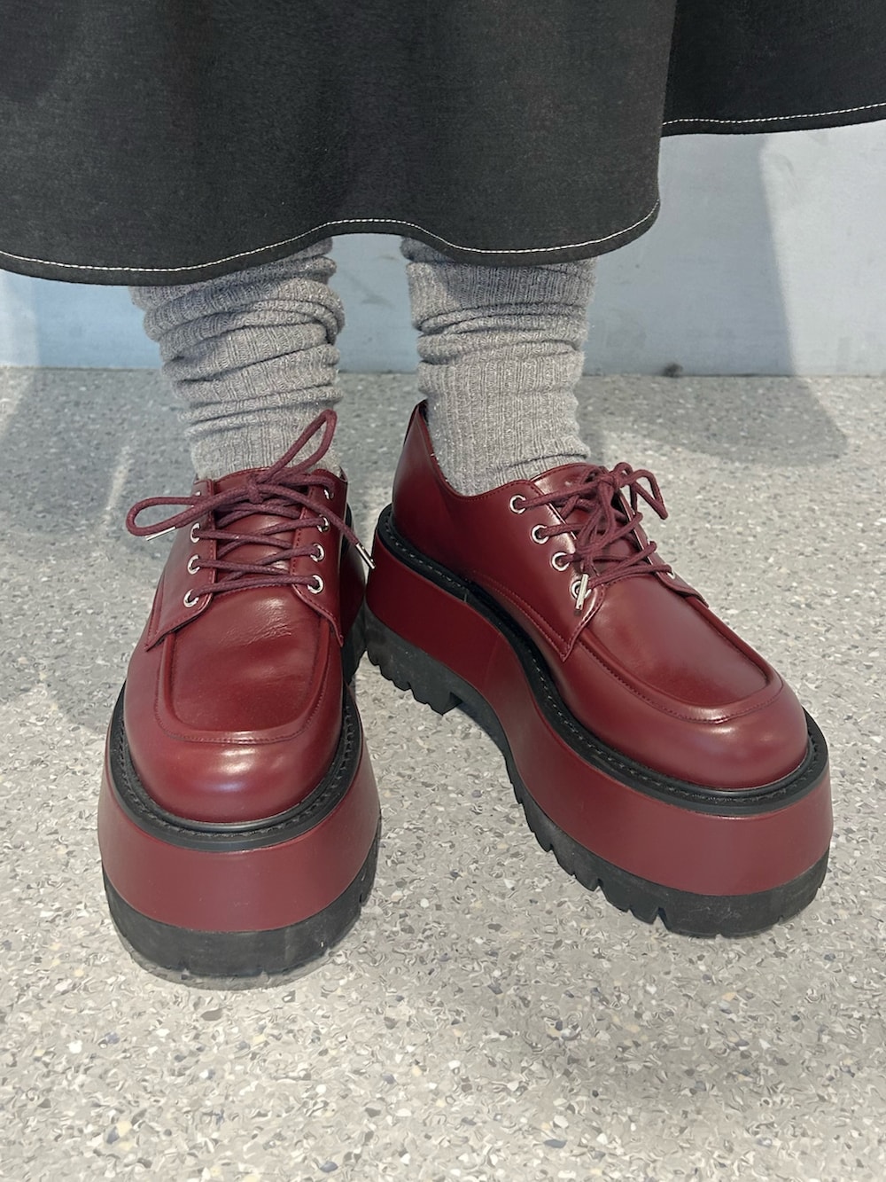 グレー系のワンピース、その他のニット/セーター、レッド系のドレスシューズを着用したレディースの冬コーディネートの8枚目の写真