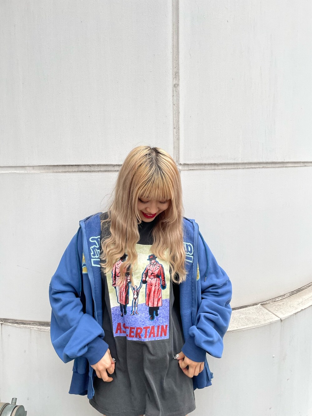 ブラック系のブーツ、ブルー系のデニムパンツ、ブラック系のTシャツ/カットソーを着用したレディースの春コーディネートの3枚目の写真