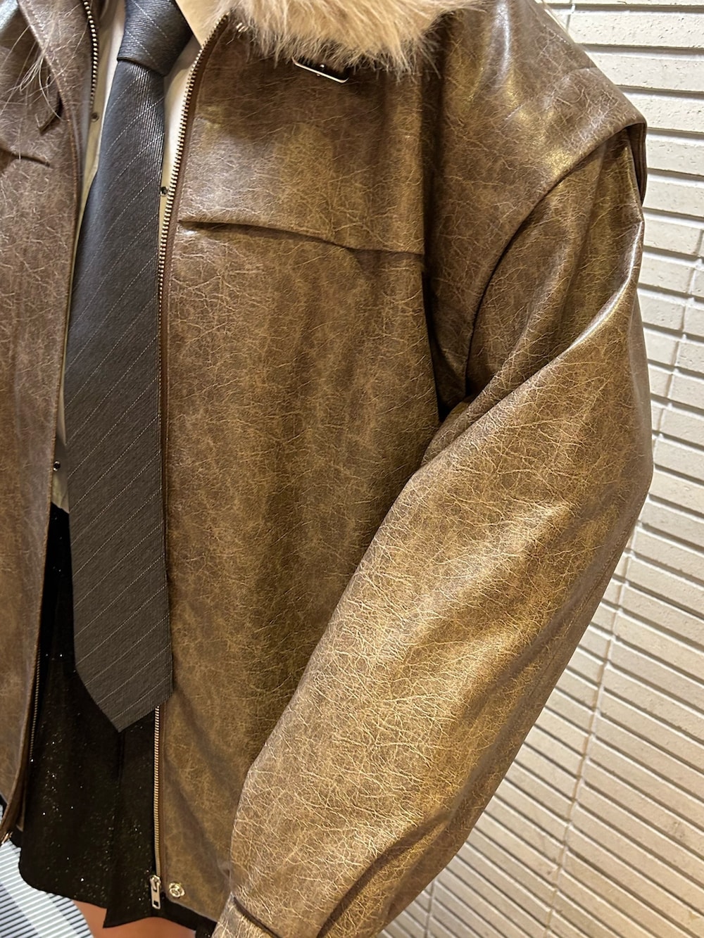 ホワイト系のシャツ/ブラウス、グレー系のネクタイ、ブラック系のスカートを着用したレディースの秋コーディネートの8枚目の写真