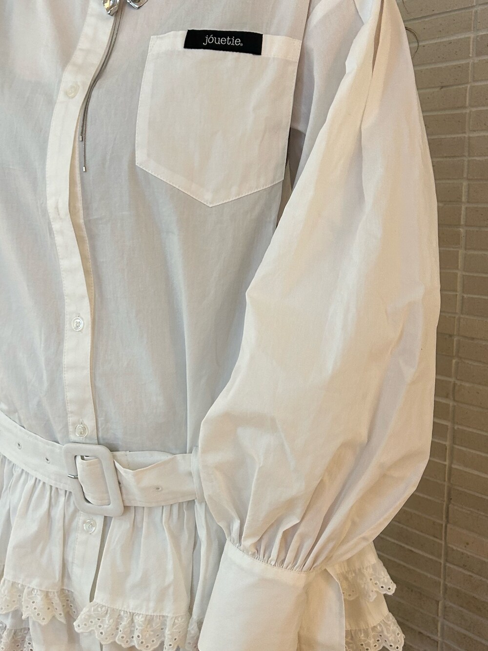 ホワイト系のシャツ/ブラウス、シルバー系のネックレスを着用したレディースの冬コーディネートの7枚目の写真