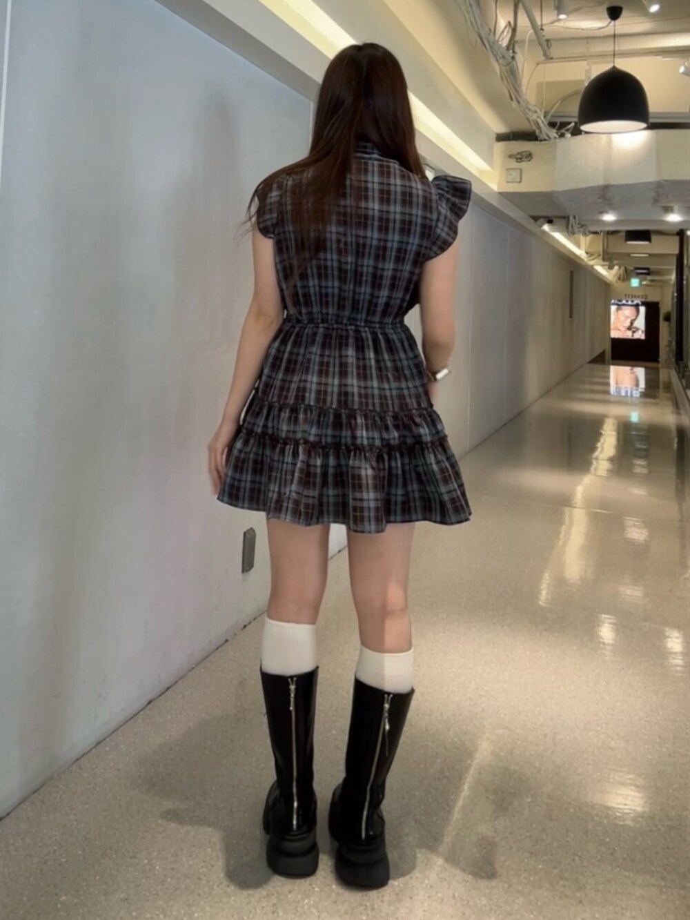 ブラウン系のワンピースを着用したレディースの春コーディネートの3枚目の写真