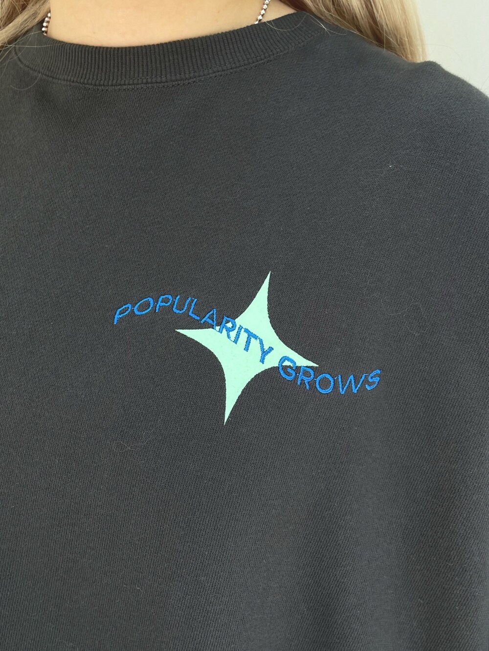 ブラック系のTシャツ/カットソー、ブラック系のその他シューズ、ブラック系のアームカバーを着用したレディースの夏コーディネートの5枚目の写真