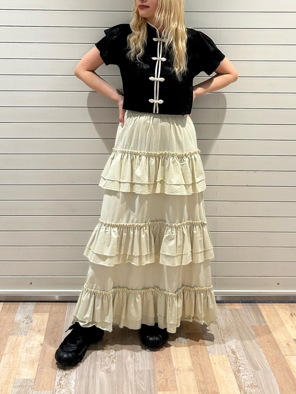 ブラック系のシャツ/ブラウス、ホワイト系のスカートを着用したレディースの夏コーディネートの2枚目の写真