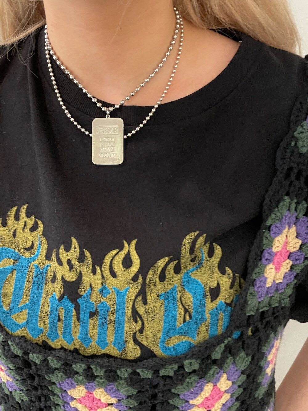ブラック系のニット/セーター、ブラック系のその他シューズ、ブラック系のTシャツ/カットソーを着用したレディースの夏コーディネートの3枚目の写真