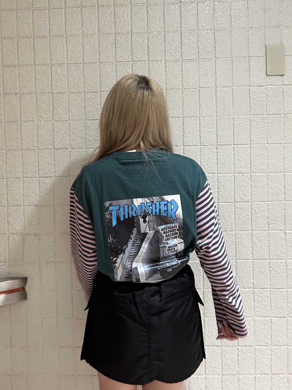 ブラック系のブーツ、ブラック系のその他パンツ、グリーン系のTシャツ/カットソーを着用したレディースの秋コーディネートの5枚目の写真