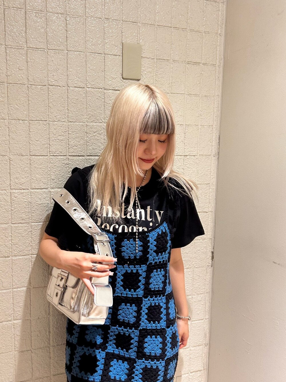 ブラック系のTシャツ/カットソー、シルバー系のハンドバッグ、ブラック系のチュニックを着用したレディースの夏コーディネートの5枚目の写真