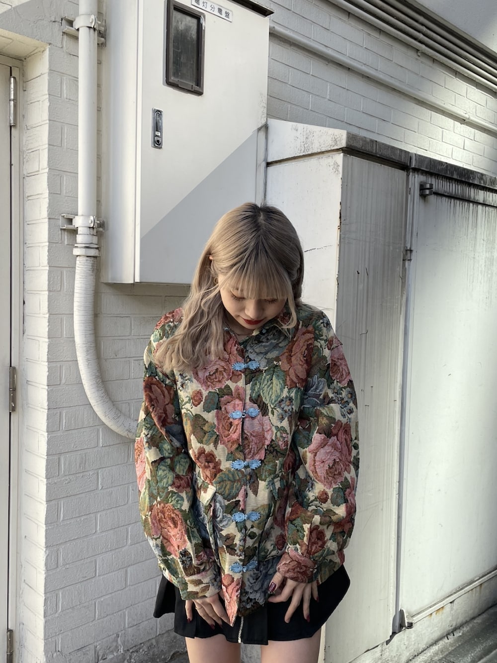 ホワイト系のミリタリージャケット、ブラック系のその他パンツ、ブラック系のローファーを着用したレディースの冬コーディネートの3枚目の写真