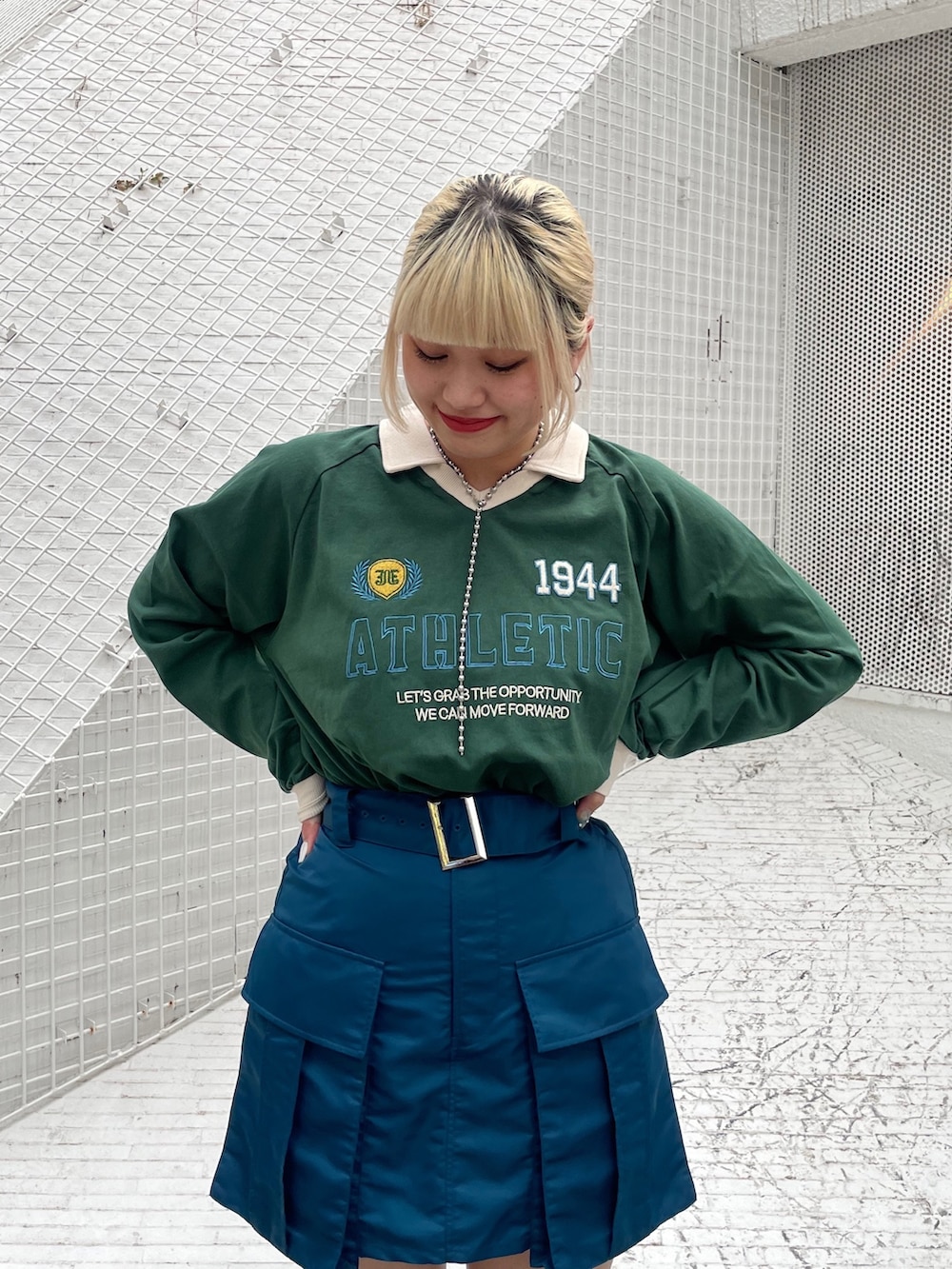 グリーン系のTシャツ/カットソー、ブルー系のその他パンツ、ブラック系のその他シューズを着用したレディースの夏コーディネートの4枚目の写真