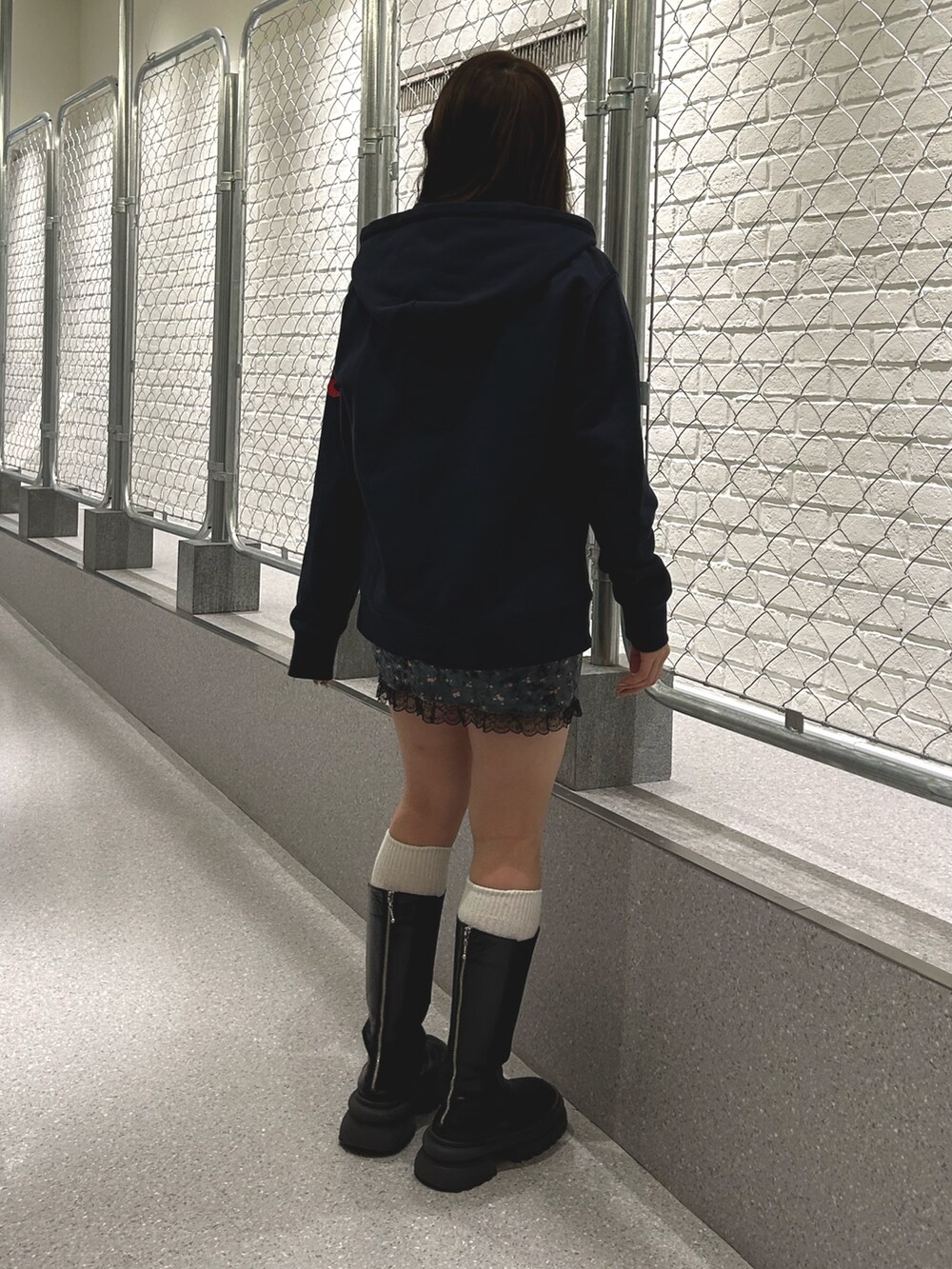 ブルー系のパーカー、グレー系のワンピースを着用したレディースの冬コーディネートの3枚目の写真