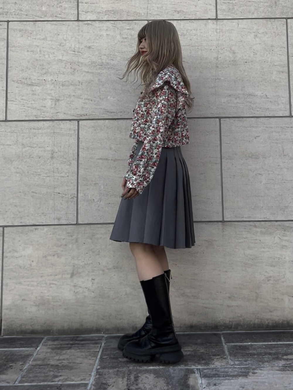 ホワイト系のシャツ/ブラウス、グレー系のスカート、ブラック系のブーツを着用したレディースの冬コーディネートの2枚目の写真