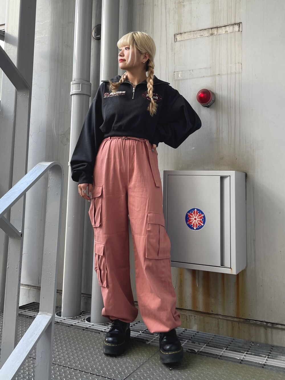 ピンク系のカーゴパンツ、ブラック系のスウェット、ブラック系のその他シューズを着用したレディースの夏コーディネートの2枚目の写真