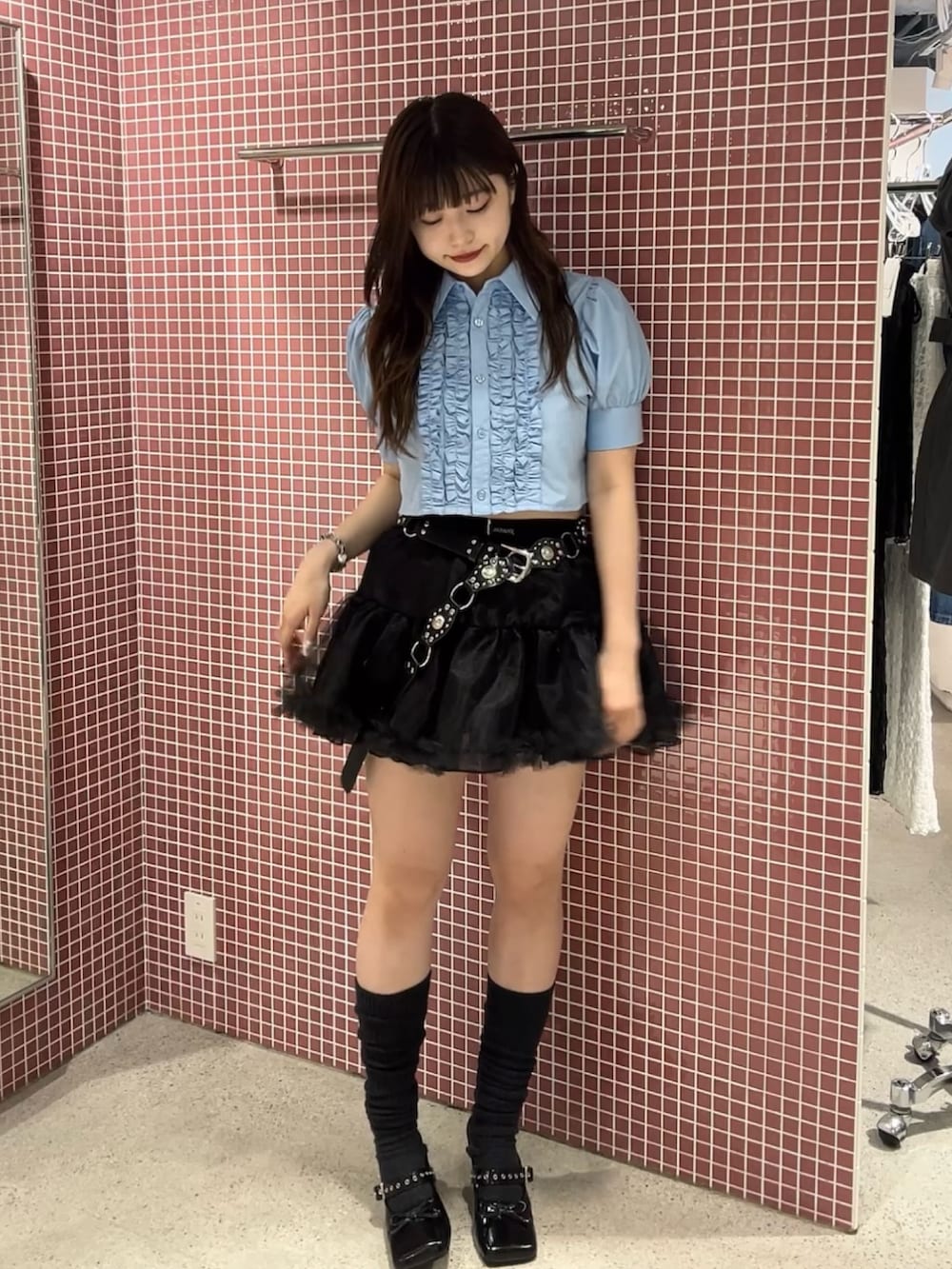 ブルー系のシャツ/ブラウス、ブラック系のスカート、ブラック系のパンプスを着用したレディースの夏コーディネートの2枚目の写真