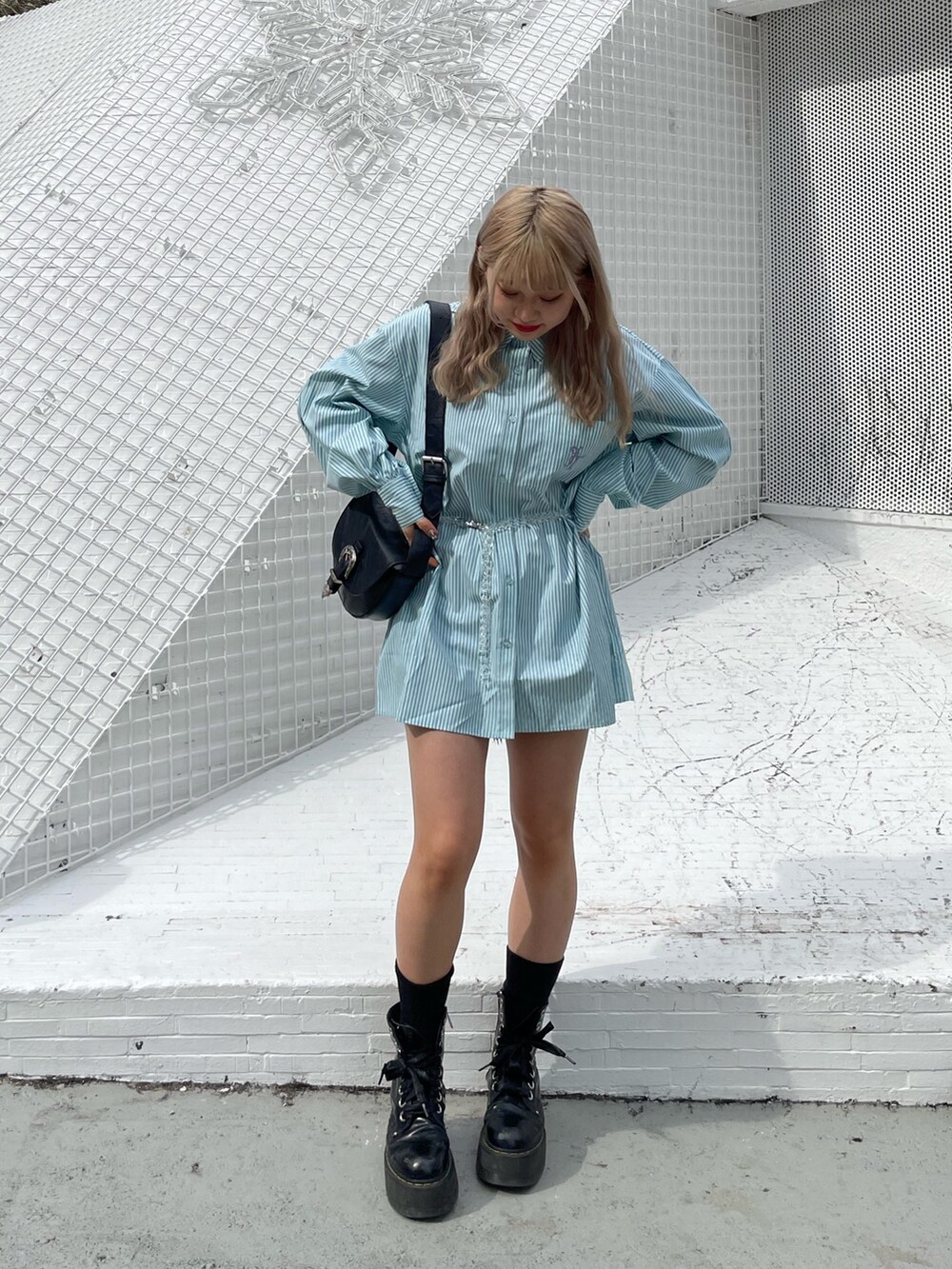 ブルー系のシャツ/ブラウス、ブラック系のショルダーバッグ、ブラック系のその他シューズを着用したレディースの冬コーディネートの2枚目の写真