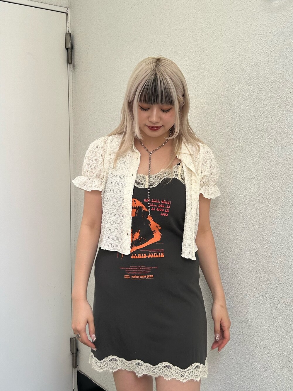 ブラック系のワンピース、ホワイト系のシャツ/ブラウスを着用したレディースの夏コーディネートの4枚目の写真