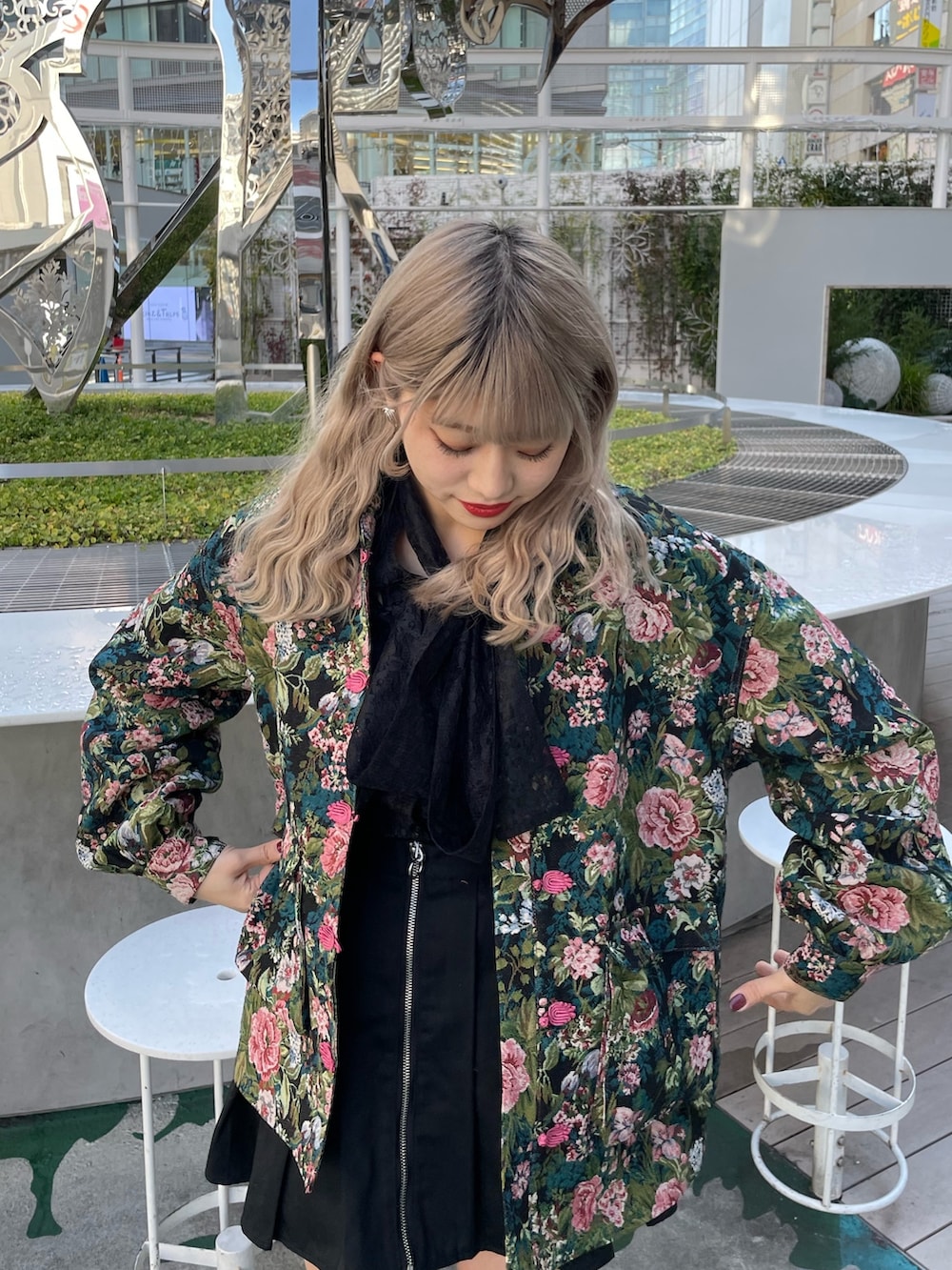 ブルー系のミリタリージャケット、ブラック系のシャツ/ブラウス、ブラック系のその他パンツを着用したレディースの冬コーディネートの3枚目の写真