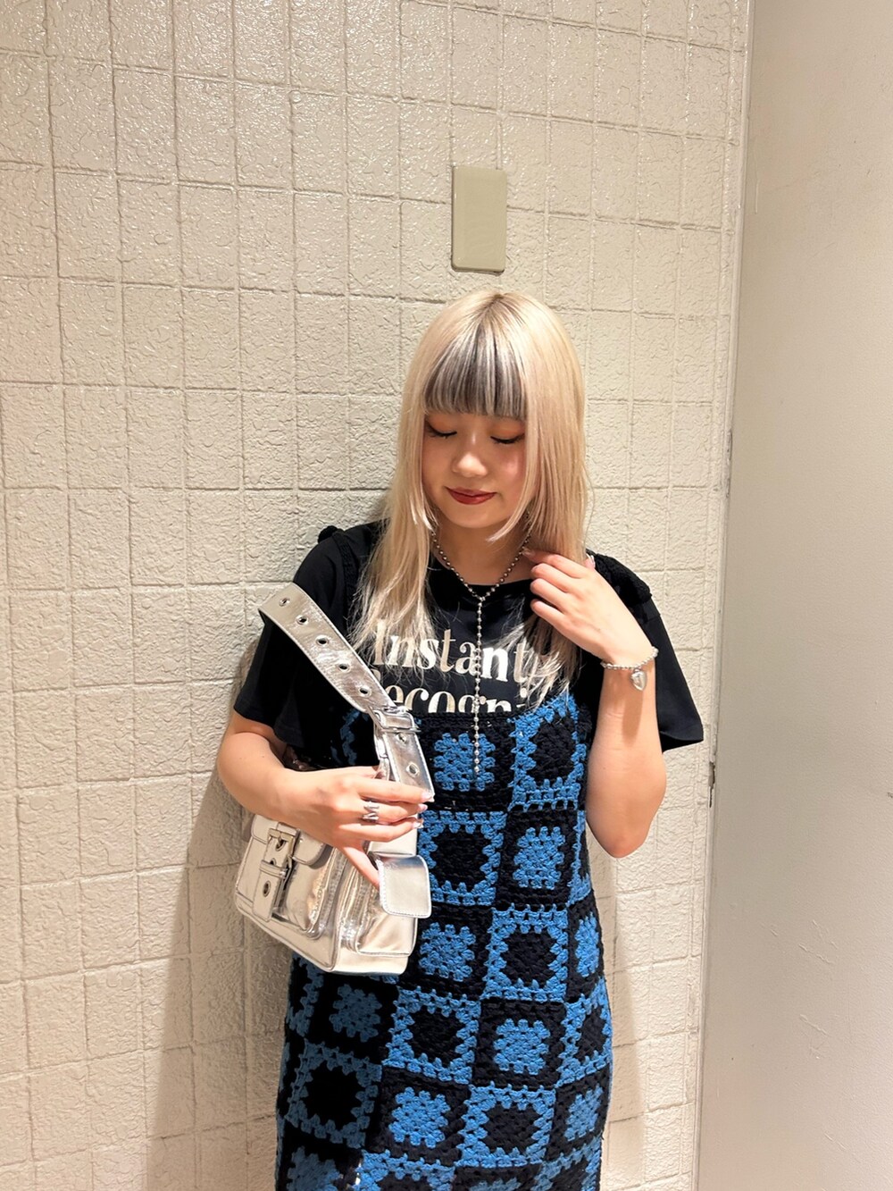 ブラック系のTシャツ/カットソー、シルバー系のハンドバッグ、ブラック系のチュニックを着用したレディースの夏コーディネートの4枚目の写真