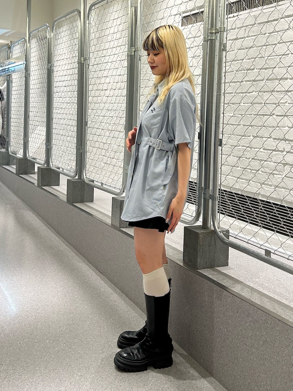 ブルー系のシャツ/ブラウス、ブラック系のスカート、ブラック系のショルダーバッグを着用したレディースの夏コーディネートの5枚目の写真