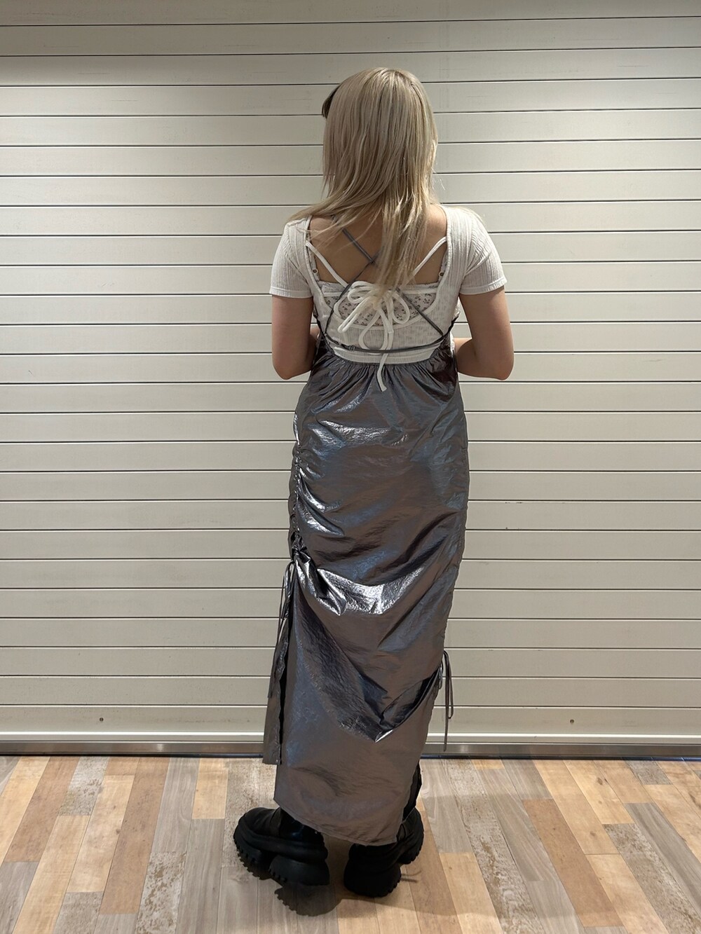 ホワイト系のTシャツ/カットソー、シルバー系のワンピース、ブラック系のチョーカーを着用したレディースの夏コーディネートの4枚目の写真