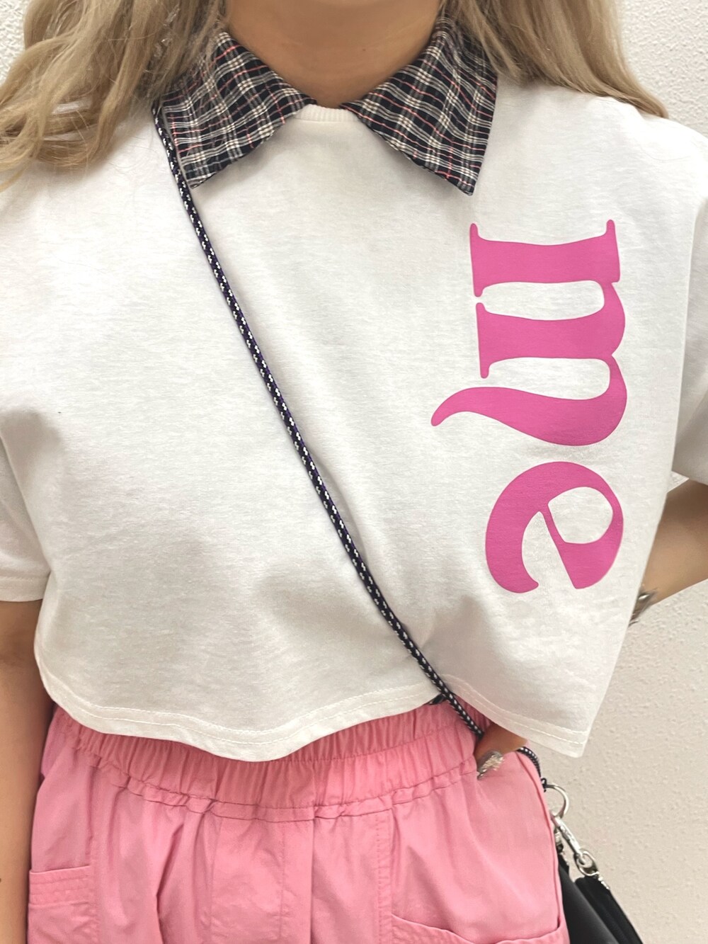 ピンク系のカーゴパンツ、ブラック系のその他シューズ、ホワイト系のTシャツ/カットソーを着用したレディースの春コーディネートの3枚目の写真