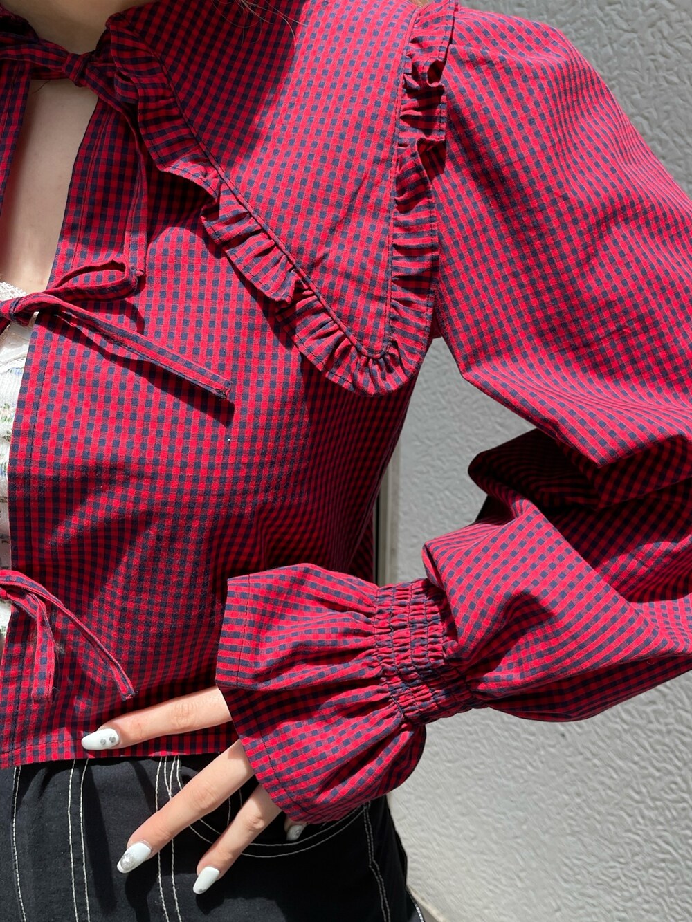 レッド系のシャツ/ブラウス、ブラック系のその他パンツ、ブラック系のその他シューズを着用したレディースの夏コーディネートの5枚目の写真