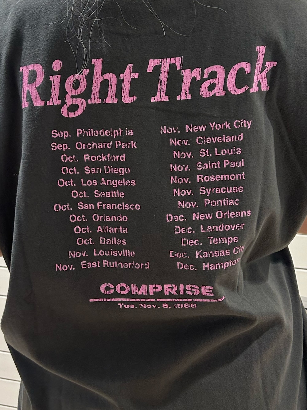 ブラック系のTシャツ/カットソー、シルバー系のハンドバッグ、ホワイト系のチョーカーを着用したレディースの夏コーディネートの9枚目の写真