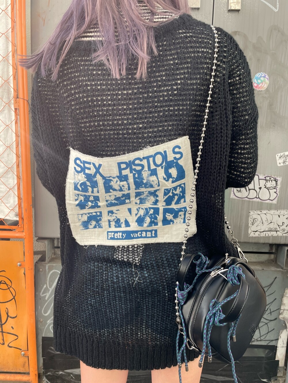 ブラック系のニット/セーター、ホワイト系のニット/セーター、ブラック系のショルダーバッグを着用したレディースの冬コーディネートの4枚目の写真