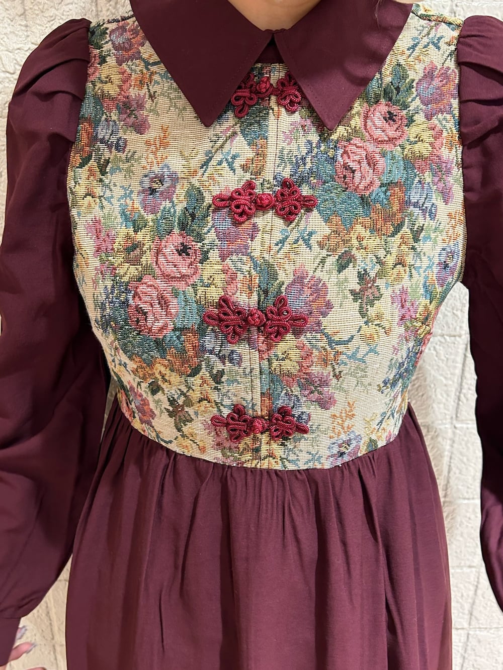 ブラック系のブーツ、レッド系のワンピースを着用したレディースの秋コーディネートの5枚目の写真