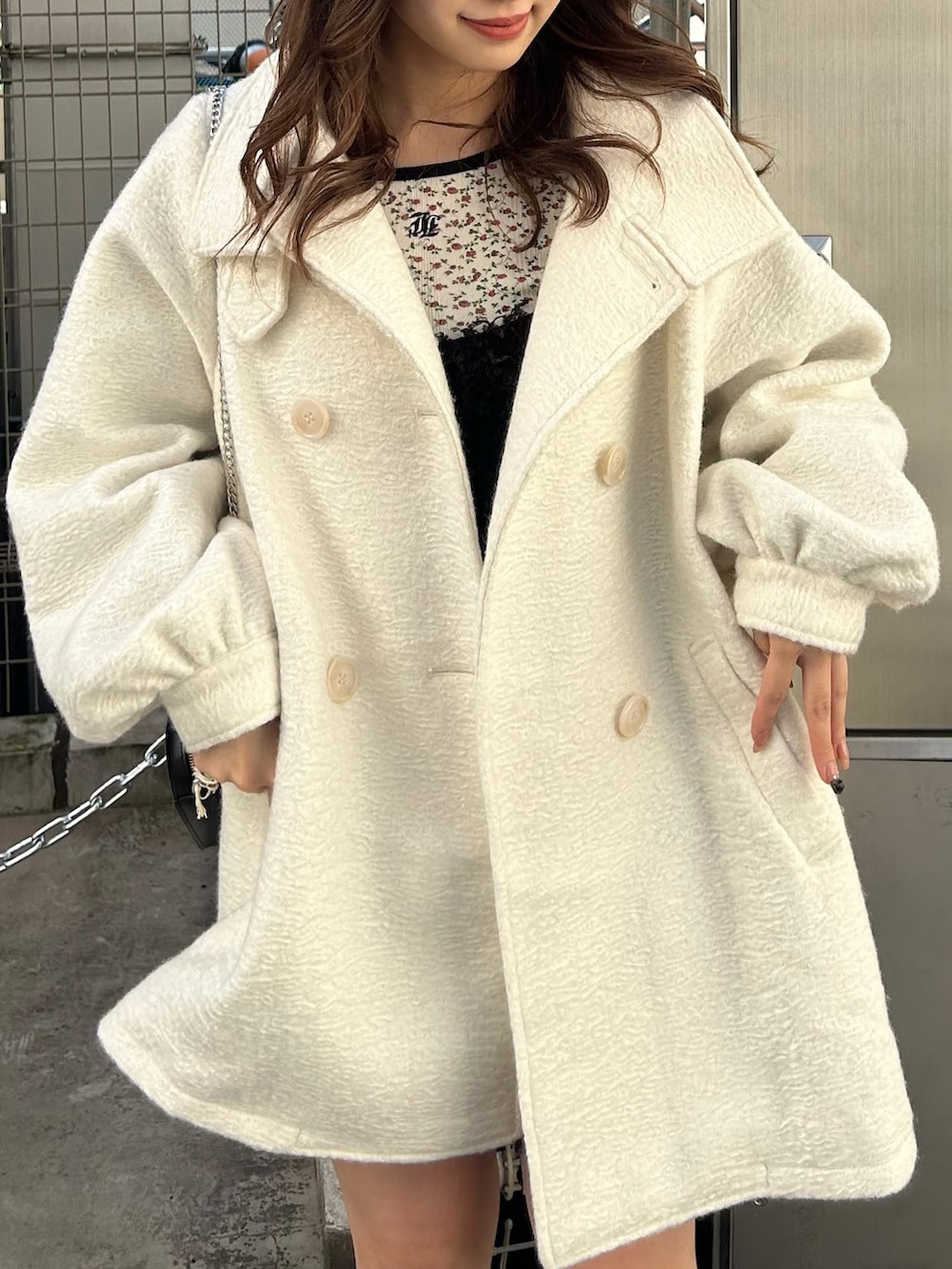 ホワイト系のその他アウター、ブラック系のワンピース、ホワイト系のTシャツ/カットソーを着用したレディースの秋コーディネートの4枚目の写真