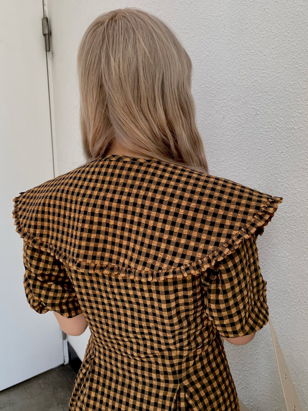 ブラウン系のワンピース、ブラック系のその他シューズ、ホワイト系のメッセンジャーバッグを着用したレディースの春コーディネートの5枚目の写真