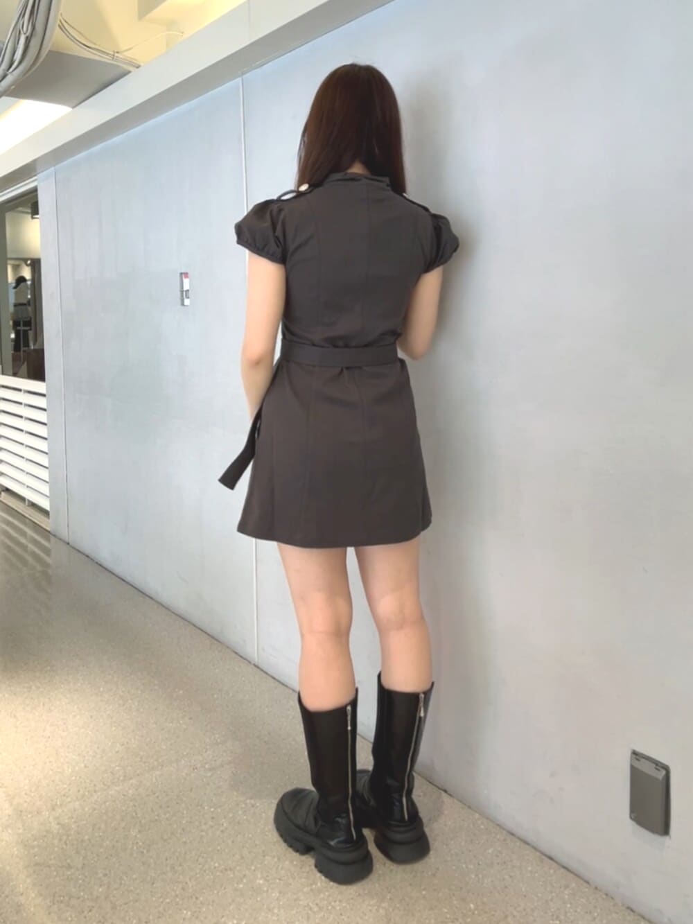 ブラック系のワンピースを着用したレディースの春コーディネートの4枚目の写真